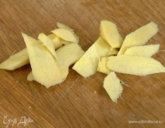 Корень имбиря почистить и нарезать небольшими кусочками.