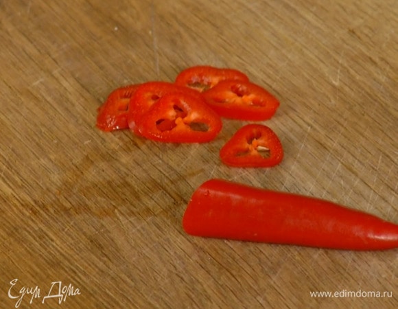 Перец чили с семенами порезать.