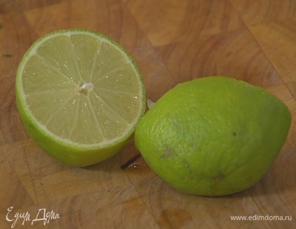 Из лайма выжать сок.