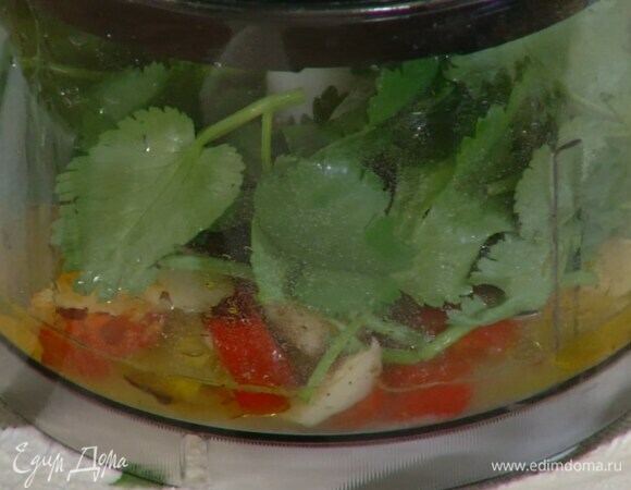 Приготовить маринад: нарезанный имбирь, перец чили и чеснок выложить в чашу блендера, добавить кинзу, куркуму и зиру, влить сок лайма, оливковое масло, все посолить и взбить.