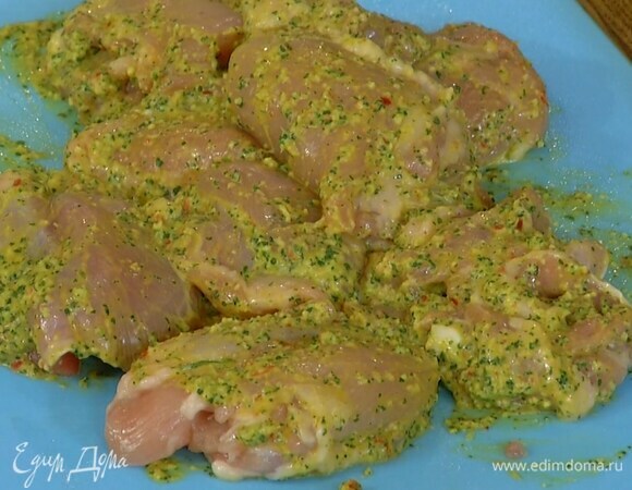 Кусочки курицы смазать пряным маринадом (немного маринада оставить) и дать постоять 20 минут.