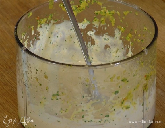 Приготовить соус: в оставшийся маринад добавить томатную пасту, влить сливки и все перемешать.