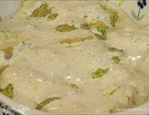 Выложить курицу в жаропрочную форму, залить соусом и запекать в разогретой духовке 20–30 минут.