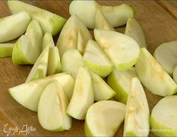 Яблоки, удалив сердцевину, нарезать дольками.