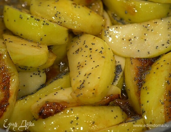 Разогреть в тяжелой сковороде 1–2 ст. ложки сливочного масла, всыпать 1–2 ст. ложки сахара, выложить яблоки и дать им слегка закарамелизироваться, затем посыпать 1 ч. ложкой мака и еще немного обжарить.