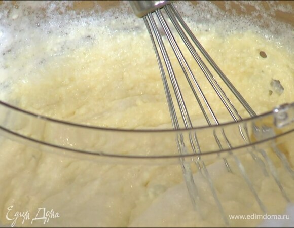 Яичный белок взбить в плотную, гладкую пену, ввести его в творожную начинку и вымешать.