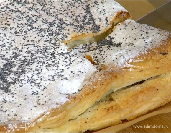 Готовый пирог посыпать сахарной пудрой и посыпать оставшимся маком.