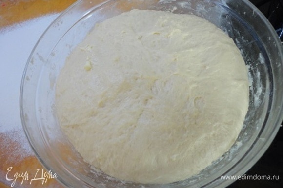 Яйца взбить с сахаром и вместе с молоком добавить к муке. Замесить тесто. Месить минут 5. Добавить мягкое сливочное масло и вымешивать еще 5 минут. Накрыть влажным полотенцем и оставить для подъема примерно на 1 час.