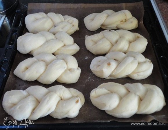 Выложить на противень и оставить на 1 час. Разогреть духовку до 180°C. Подошедшие булочки смазать молоком с сахаром, посыпать рублеными орехами или маком.