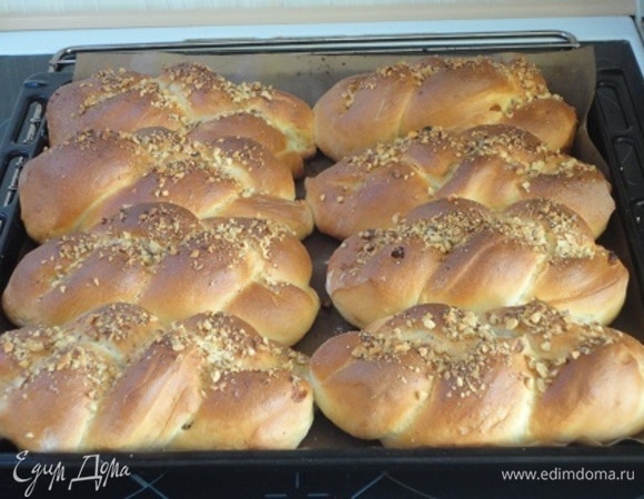 Выпекать 15–20 минут. Ориентируйтесь по своей духовке. Готовым булочкам дайте полностью остыть.