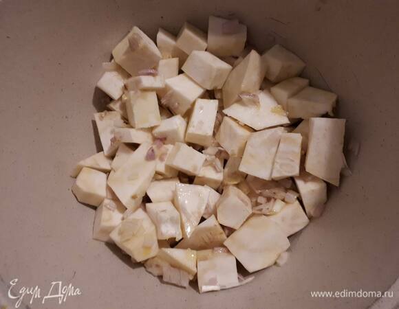 Нарежьте лук и слегка обжарьте. Очистите и нарежьте кубиками сельдерей, добавьте к луку и обжаривайте в течение 3–4 минут.