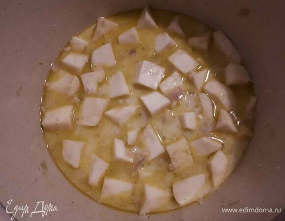 Влейте бульон и молоко. Нужно, чтобы сельдерей был покрыт жидкостью. Добавьте бульон или молоко, если жидкости слишком мало. Оставьте вариться до готовности сельдерея (он должен свободно протыкаться ножом), примерно на 15 минут.