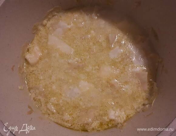 Очистите грушу (одну большую или две поменьше), срежьте мякоть, добавьте в кастрюлю и проварите пару минут.