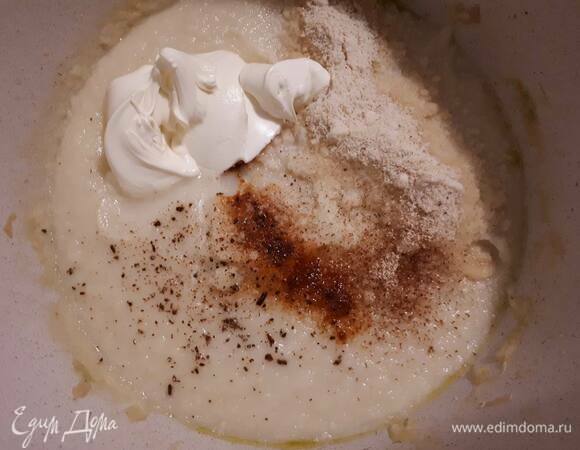 Снимите с огня, пюрируйте погружным блендером. Затем добавьте соль, специи, сливки и миндаль, хорошо размешайте и прогрейте, но не доводите до кипения.