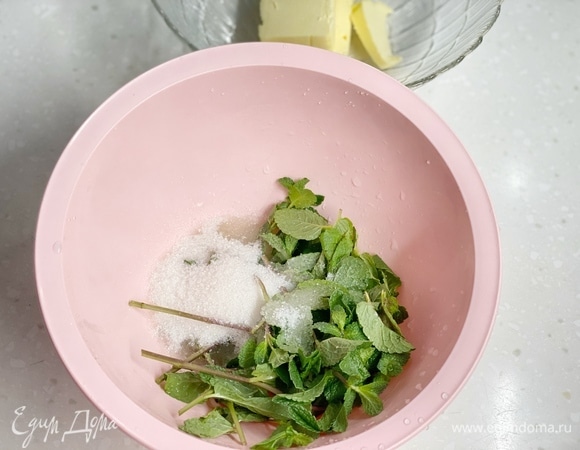 Мяту и сахар взбить блендером.