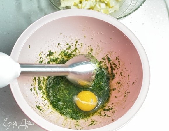 Добавить яйцо и снова взбить.