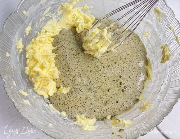 Мягкое масло взбить до побеления и добавить мятную смесь.