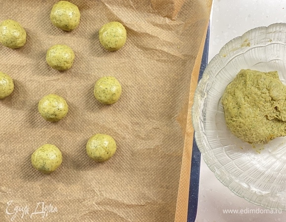 Скатать шарики размером с грецкий орех и убрать в холодильник на 30 мин.