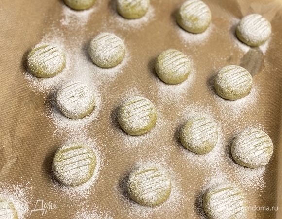 Посыпать сахарной пудрой, придавить вилкой и выпекать 13–15 минут при 180°C.