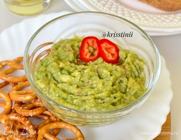 Хлеб поджарить в тостере, смазать сливочным сыром, затем выложить гуакамоле, камчатского краба или красную рыбу. Также можно подавать закуску с крекерами или начос.