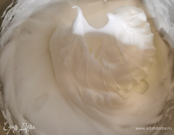 Отделить белки от желтков. Смотрите, чтобы ни капли желтка не попало в белки. Белки взбить в пену со щепоткой соли до крепких пиков. Еще важный момент: чаша для взбивания должна быть чистой и сухой! Всыпать 1 ст. л. сахара в белки и снова взбить до устойчивости. Как понять, что белки взбиты? Просто переверните чашу: правильно взбитые белки не выпадут, а останутся в емкости!