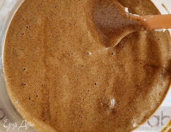 Желтки растереть с оставшимся сахаром в другой миске. Добавить растительное масло, молоко, просеянную муку, какао и ваниль. Перемешать венчиком до однородного состояния. Частями ввести к шоколадной смеси взбитые белки. Перемешать снизу вверх лопаткой. Аккуратно, чтобы тесто не осело.