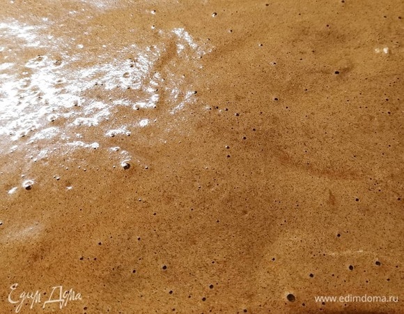 Выливаем тесто на коврик или пергаментную бумагу и выпекаем 15 минут при 180°C.