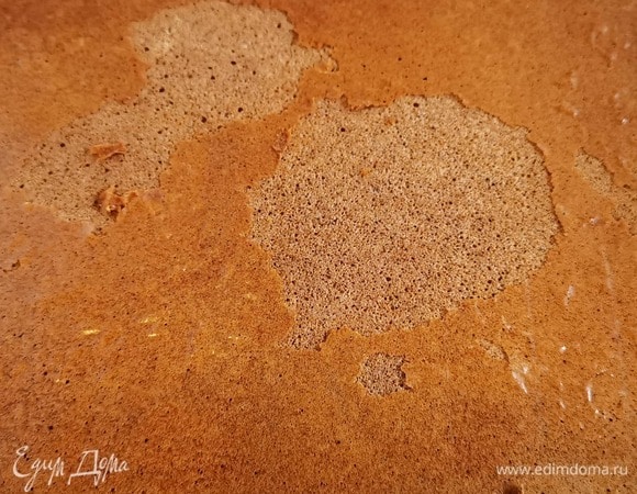 Достать бисквит из духовки. Остудить на решетке.