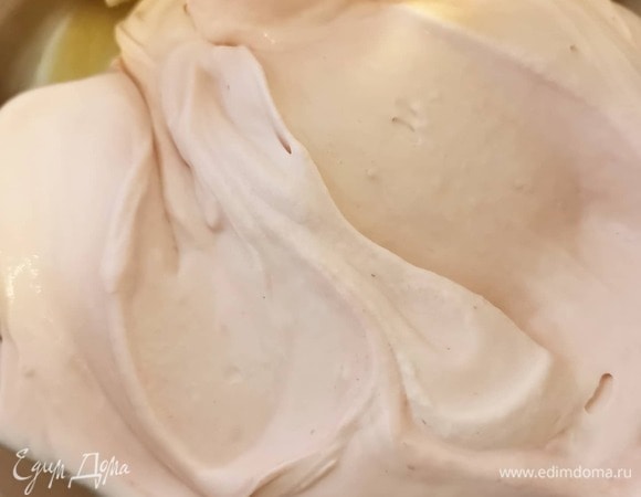 В чашу миксера сложить пудру, сливки, творожный сыр и пюре малины. Взбить все до однородного состояния и гладкости.