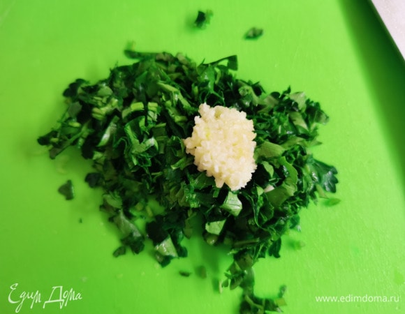 Свинину отварить и нарезать соломкой. Огурец — тоже соломкой. Яйца разбить в миску, добавить соевый соус. Взбить! На раскаленную сковороду вылить яичную смесь и пожарить тонкие омлетные блинчики. Из этого количества ингредиентов у меня вышло два блинчики диаметром 24 см. Остудить и скрутить в рулет, нарезать тонкой соломкой.