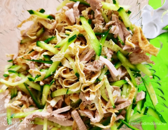 В салатник выложить мясо, огурец и омлет. Добавить соль и перец по вкусу, чеснок выдавить через пресс и измельчить укроп. Все перемешать. Заправить майонезом, и можно подавать к столу. По желанию посыпать свежемолотым черным перцем.