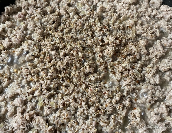 Мясо, лук и чеснок прокрутить через мясорубку. На сухую сковороду кладем фарш и, помешивая лопаткой, разбиваем все комки. Как только фарш посветлеет и не будет комков, добавляем кипяток так, чтобы он почти покрыл мясо, и тушим на сильном огне без крышки.