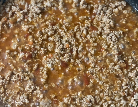Когда выпарится половина жидкости, добавляем 1/3 банки соуса, соль, свежемолотый перец или другие специи на свой вкус. Тушим на сильном огне под крышкой еще около 20 минут. Соус должен почти весь выпариться, но не высушивайте сильно, чтобы начинка была сочной.