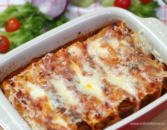 Запекать 30 минут, достать, посыпать тертым сыром и поставить в духовку еще на 5 минут, чтобы сыр расплавился и немного подрумянился. Горячие каннеллони посыпать пармезаном и сразу подавать. Приятного аппетита!