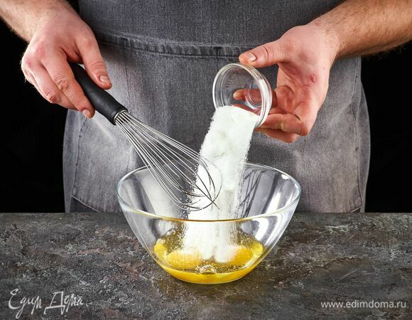 Взбейте венчиком яйца с сахаром.