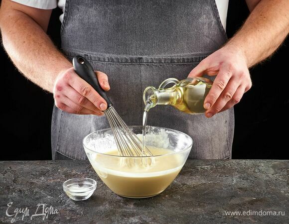 Добавьте соду и растительное масло. Все перемешайте. Дайте тесту настояться около 20 минут.