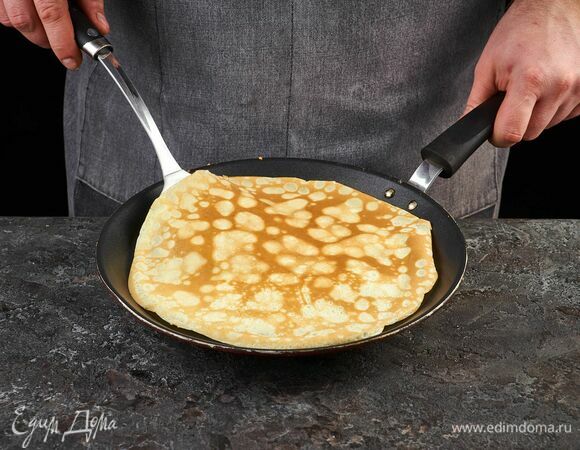 Выпекайте блины на разогретой сковороде.