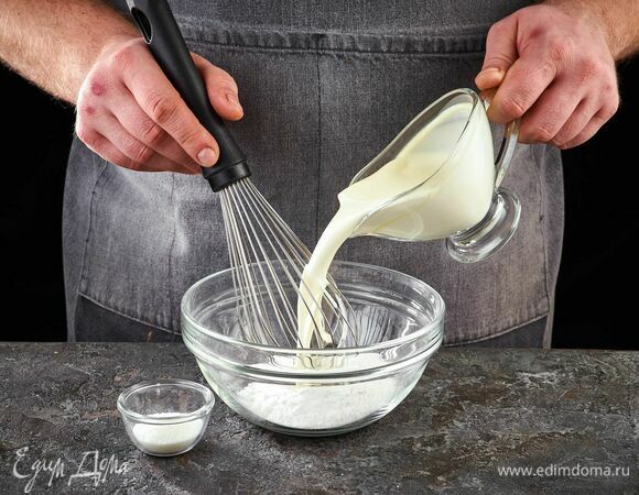 Приготовьте начинку. Взбейте холодные сливки, сахарную пудру и ванильный сахар.