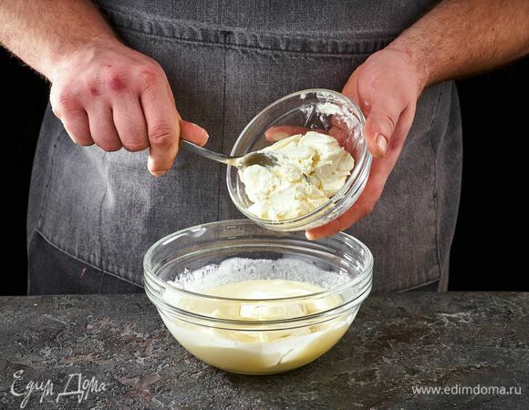 Добавьте творожный сыр и аккуратно перемешайте.