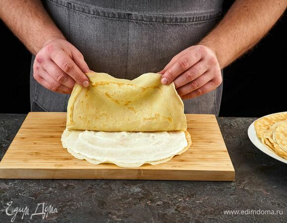 Выкладывайте поочередно блины на блюдо, смазывая каждый кремом.