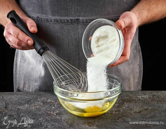 Взбейте яйца с сахаром в пышную массу.
