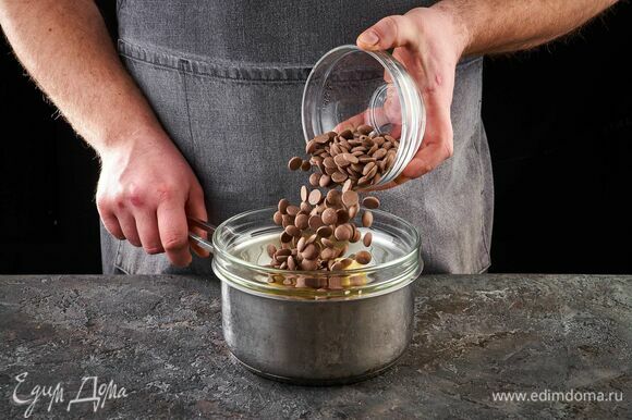 Растопите шоколад со сливочным маслом на водяной бане. Немного остудите.