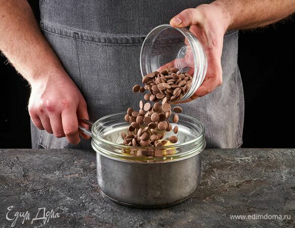 Растопите шоколад со сливочным маслом на водяной бане. Немного остудите.