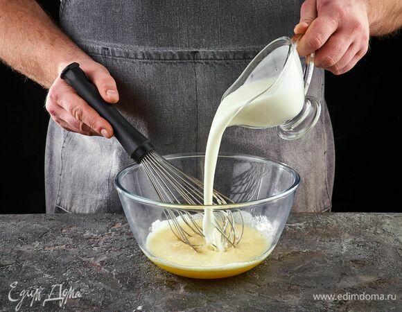 Влейте в яичную массу йогурт.