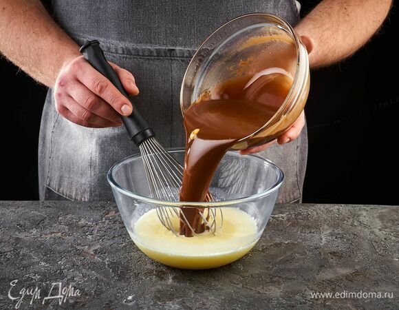 Добавьте растопленный шоколад.