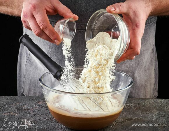 Муку просейте с разрыхлителем, добавьте в массу, перемешайте.