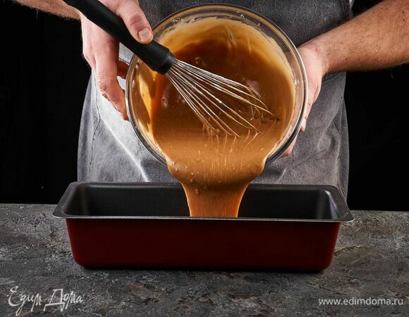 Выложите тесто в форму, разровняйте лопаткой.