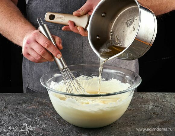 Влейте теплый растворенный желатин, перемешайте.