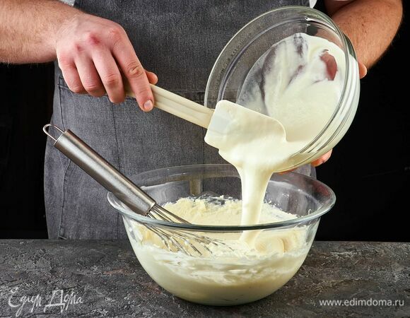 Аккуратно введите взбитые сливки.