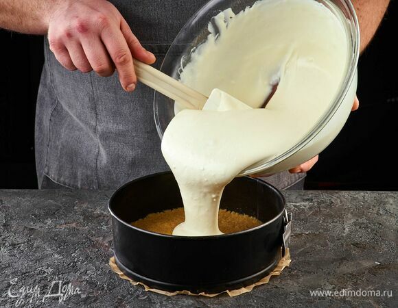 Влейте сливочную массу к песочной основе и поставьте в холодильник.